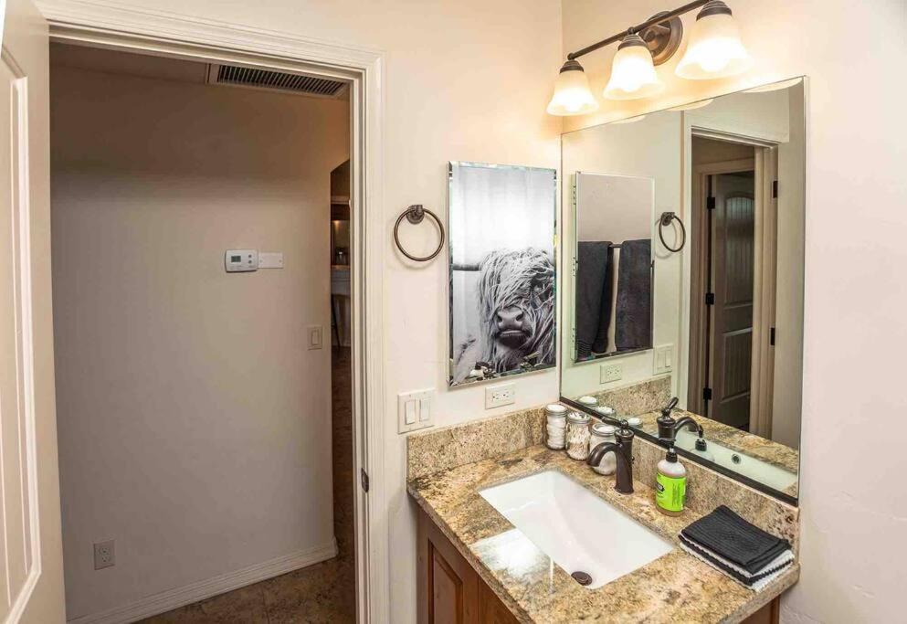 Hot Tub . Spacious . Pets . Central . Boat Parking 레이크 하바슈 시티 외부 사진
