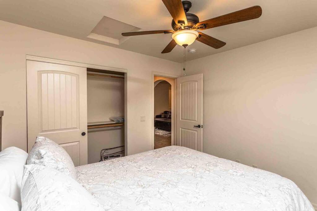 Hot Tub . Spacious . Pets . Central . Boat Parking 레이크 하바슈 시티 외부 사진